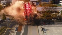 巨大铁轮从天而降,在日本街头横冲直撞,简直不可阻挡