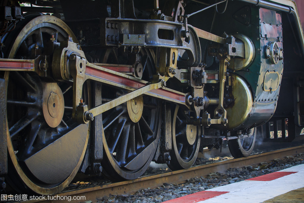 在铁路上的流引擎机车火车铁轮跟踪